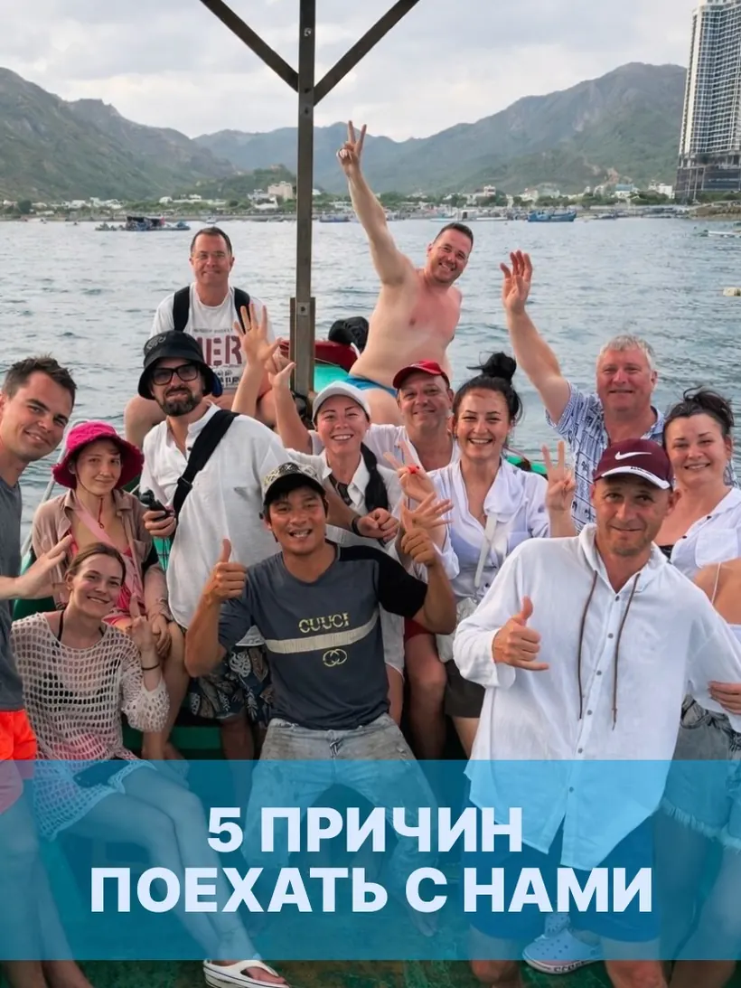 Компания гостей на палубе катера